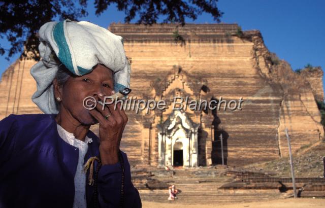 birmanie 22.JPG - Vendeuse de cheroots devant la pagode de MingunBirmanie (Myanmar)